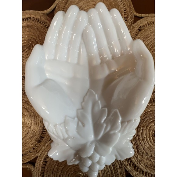 Vintage Westmorland Queen Victoria Open Hands Milk Glass Dish Candy Card Holder - Picture 8 of 9